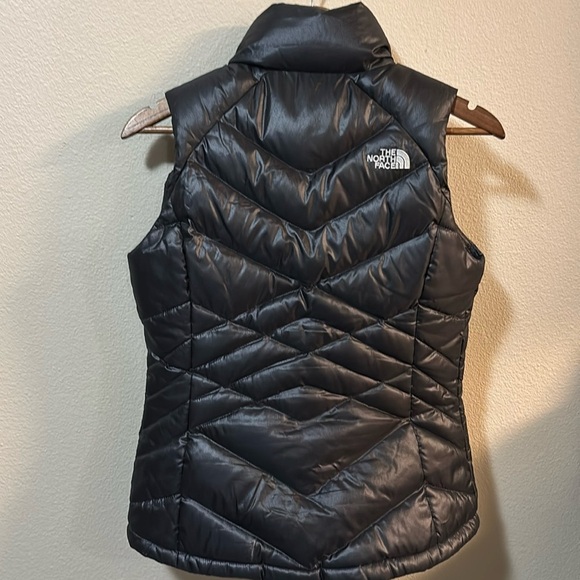 The North Face Women's Quilted Vest - Picture 4 of 4